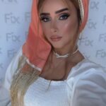 מטפחת פסקאדו בשילוב תכשיט כתום