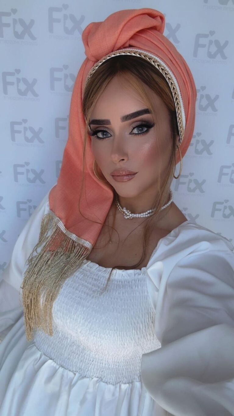מטפחת פסקאדו בשילוב תכשיט כתום