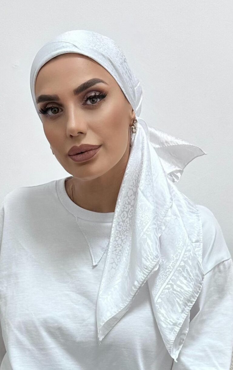 מטפחת מרובעת סאטן משי מנומר לבן